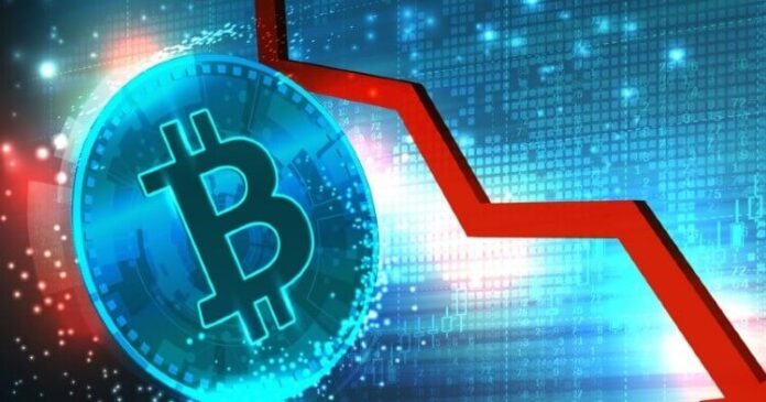Bitcoin cayó 11% seguido por las altcoins mientras liquidaciones superan los $700 millones